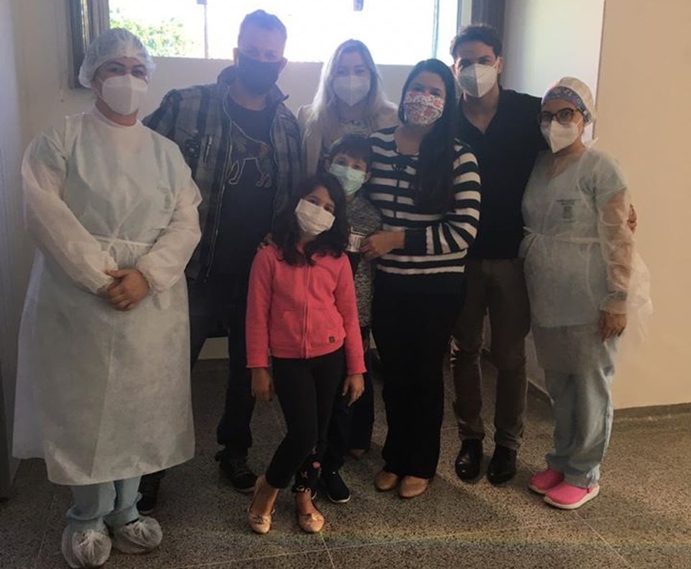 Fam&iacute;lia diagnosticada com Covid-19 recebe alta m&eacute;dica em Dracena &mdash; Foto: Prefeitura de Dracena 