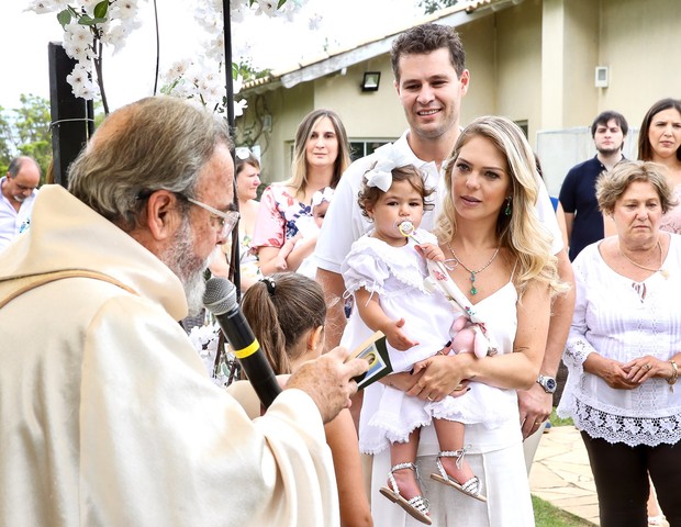 Batizado de Maria Vitória, filha de Pedro Leonardo com Thais Gebelein (Foto: Manuela Scarpa/Brazil News)