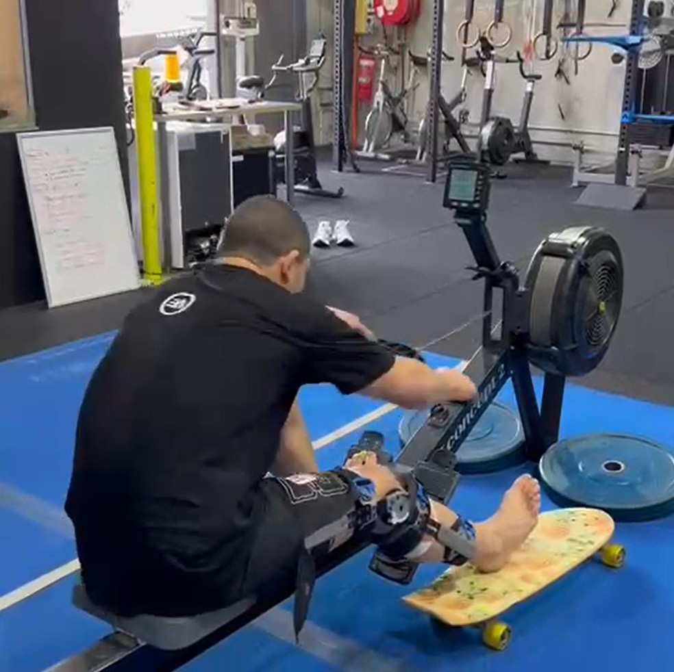 Robert Whittaker treina com lesão no ligamento do joelho direito — Foto: Reprodução