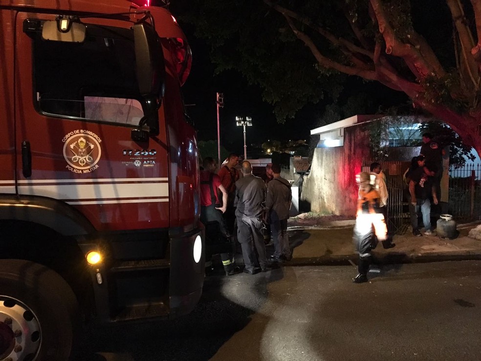 Incêndio destruiu casa de madeira no Jardim Paulista, em Presidente Prudente (Foto: David de Tarso/TV Fronteira)