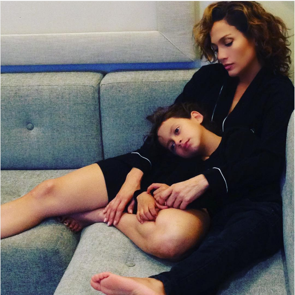 A cantora Jennifer Lopez com o filho Max (Foto: Instagram)