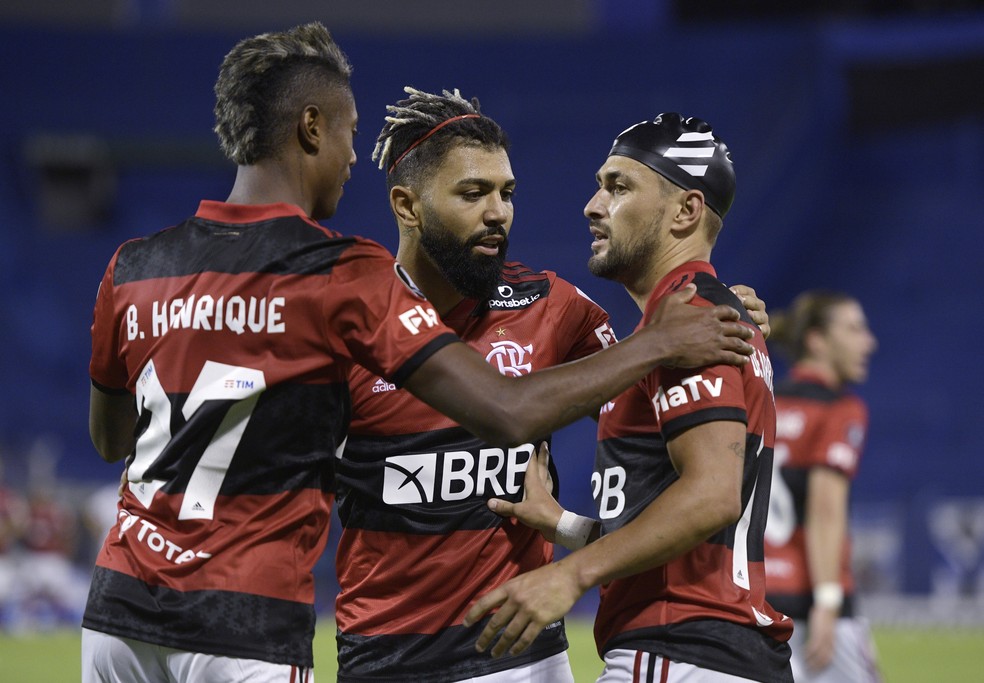 Bruno Henrique, Gabigol e Arrascaeta comemoram gol do Flamengo contra o Velez — Foto: Reuters