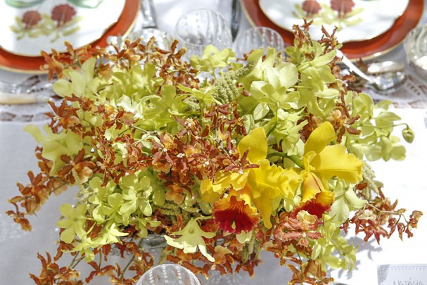 Mesas com orquídeas (Foto: por Vamos Receber; arte Karen Ho)