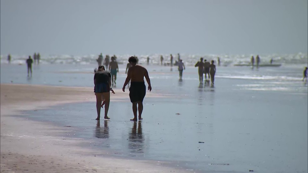 Praia de Boa Viagem, na Zona Sul do Recife, teve movimento neste sábado (20) — Foto: Reprodução/TV Globo