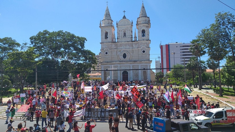 Manifestantes pararam na escadaria da Igreja São Benedito, Centro de Teresina — Foto: Lívia Ferreira /G1