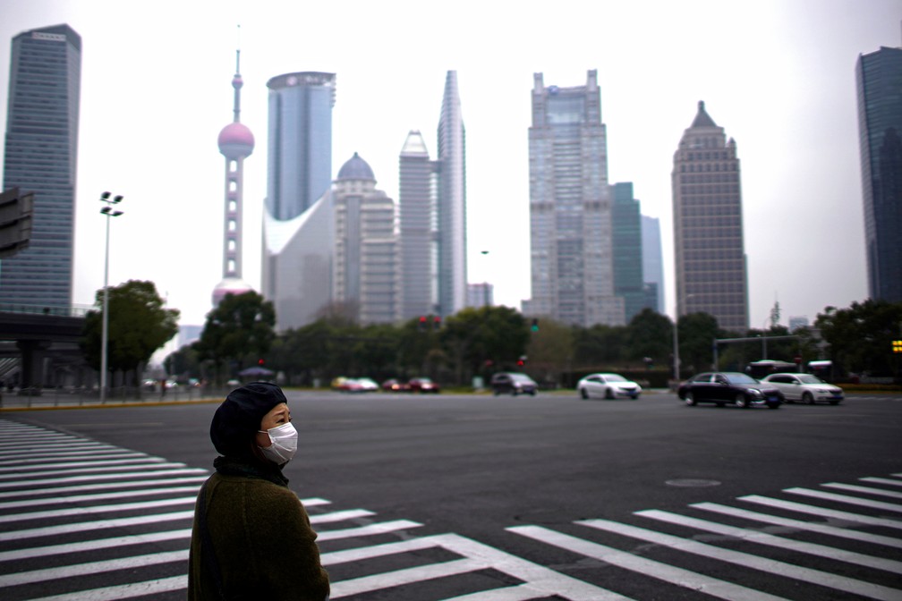 Mulher usando máscara protetora contra o novo coronavírus é vista em Shanghai, na China, nesta sexta (28). — Foto: Aly Song/Reuters