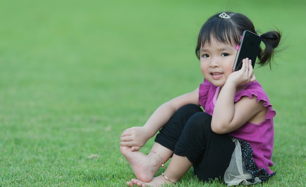 criança; telefone; conversa; fala (Foto: Shutterstock)