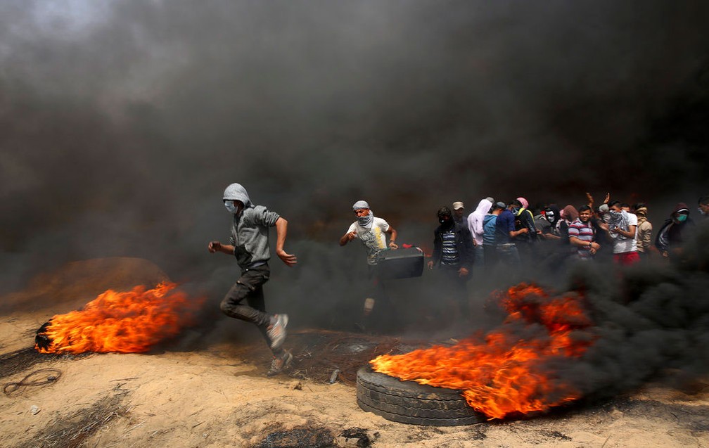 Palestinos protestam na fronteira entre a Faixa de Gaza e Israel nesta sexta-feira (20)  (Foto: Adel Hana/ AP)