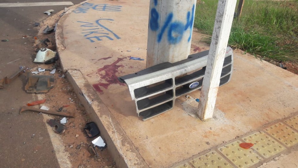 Na calçada, sangue das vítimas e ferragens dos veículos — Foto: Sérgio Saturnino/TV Morena