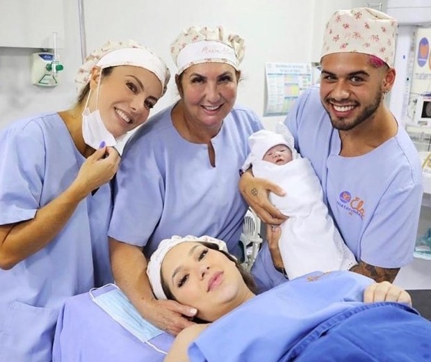 Poliana Rocha com Zé Felipe e Margareth Serrão, mãe de Virgínia Fonseca, no parto da influencer (Foto: Reprodução Instagram)
