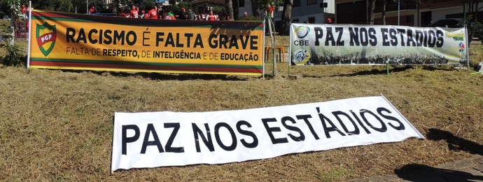 Faixas Paz nos Estádios contra racismo Gre-Nal Centenário Caxias (Foto: Tomás Hammes/ GLOBOESPORTE.COM)