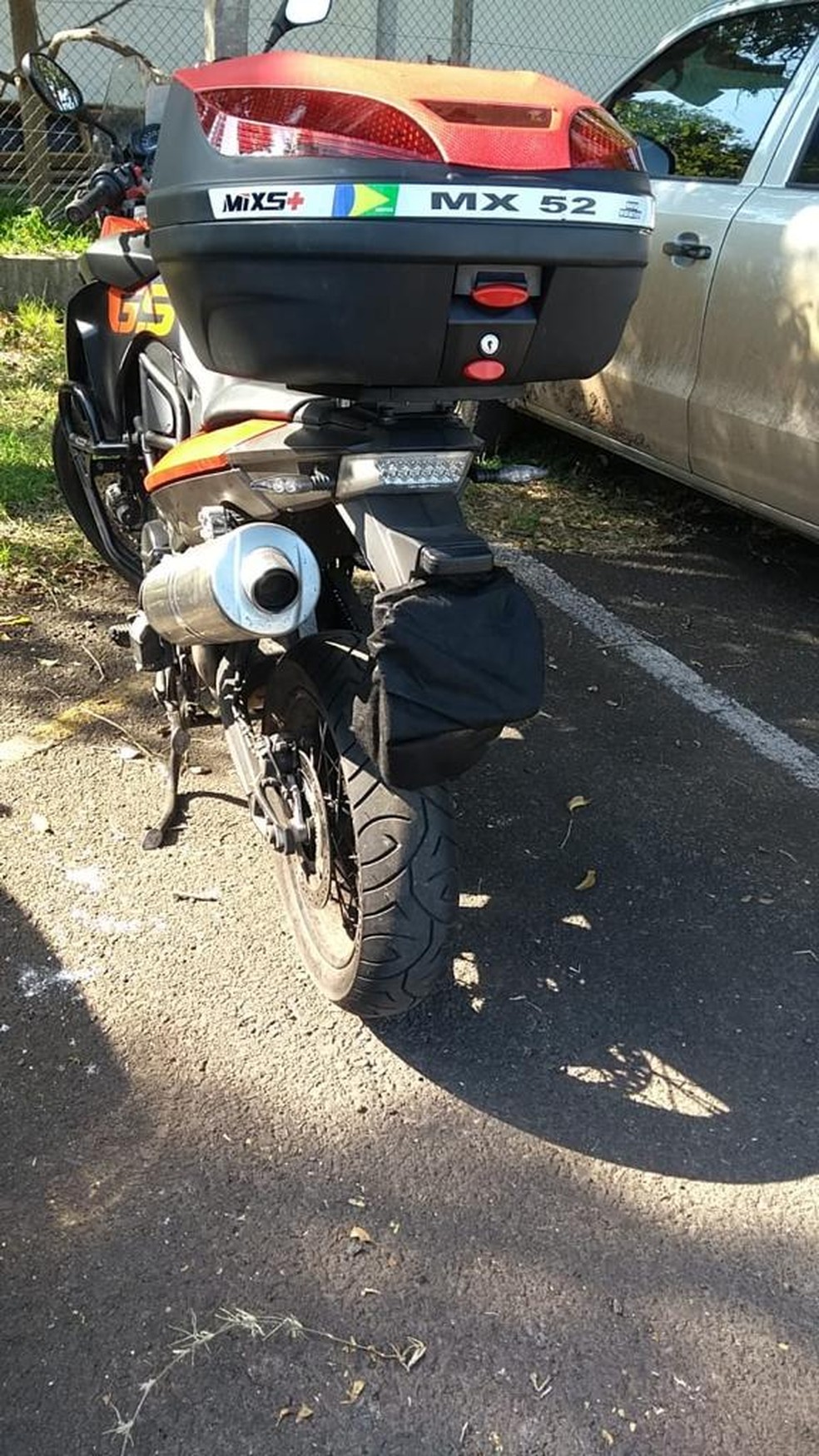 Homem que aparece em v&iacute;deo agredindo motociclista tentou despistar pol&iacute;cia, escondendo a placa da motocicleta &mdash; Foto: Divulga&ccedil;&atilde;o/ Pol&iacute;cia Civil