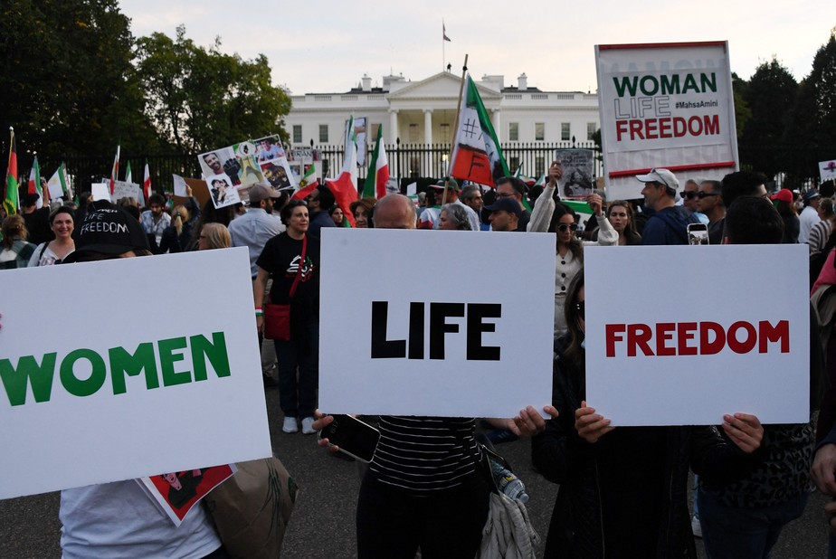 Manifestantes marcham em solidariedade aos protestos no Irã em frente à Casa Branca em Washington