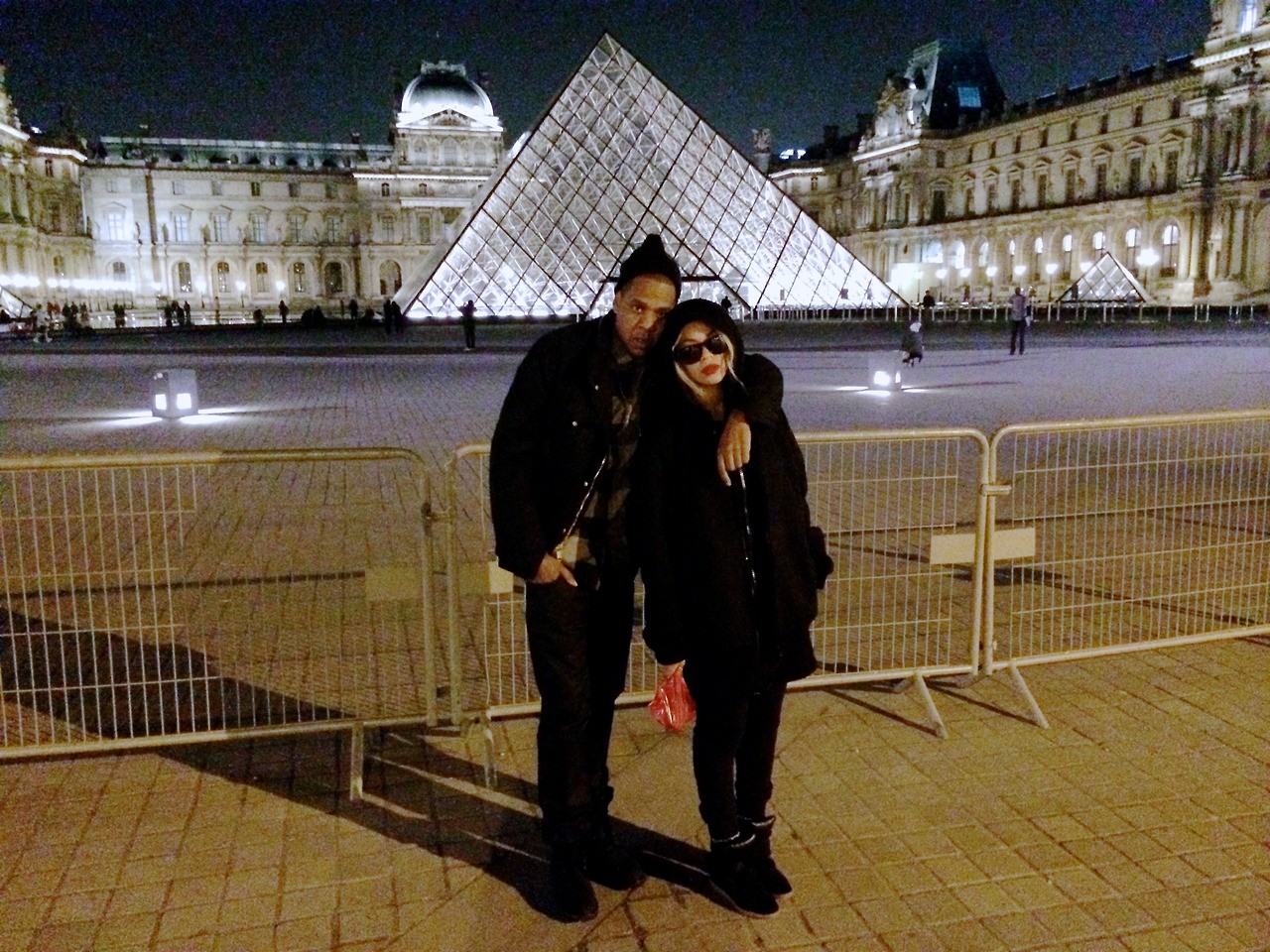 Beyoncé e Jay-Z posam na área externa do Museu do Louvre. (Foto: Tumblr)