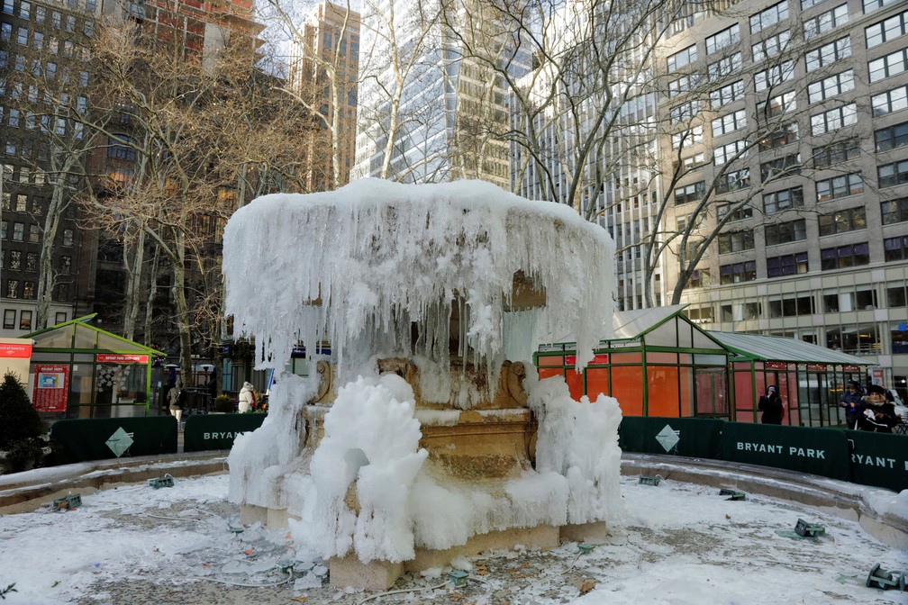 3 de janeiro - Pedestres observam a fonte congelada Josephine Shaw Lowell Memorial Fountain, em Nova York (Foto: Lucas Jackson/Reuters)