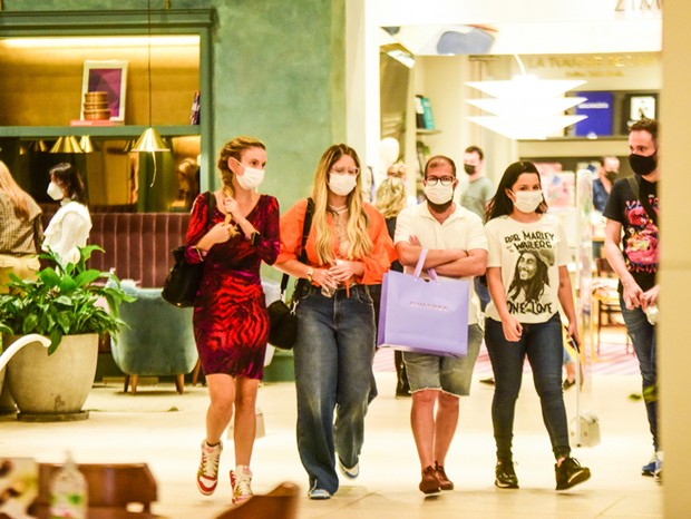 Marília Mendonça, Maiara e Maraisa fazem compras no shopping Cidade Jardim, em SP (Foto: Leo Franco / Agnews)
