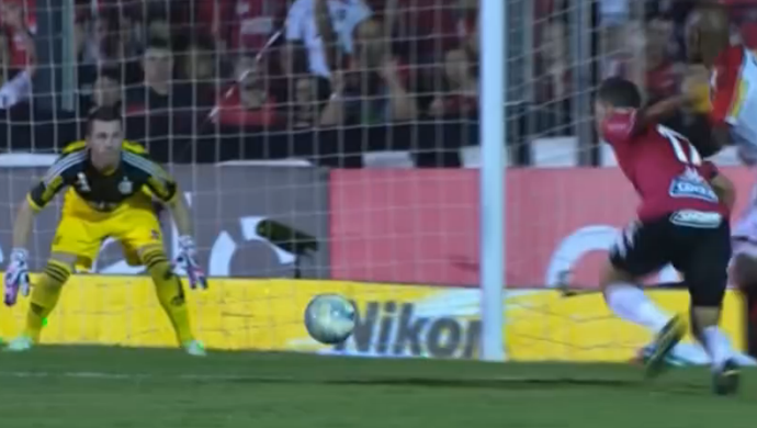 Rubro-Negro Paulo Victor vence Cássio e é eleito o vilão da rodada