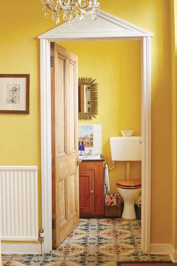 A vista do banheiro social, com lustre Baccarat e aquarela de Márcia Grostein. (Foto: Joe Hunt)