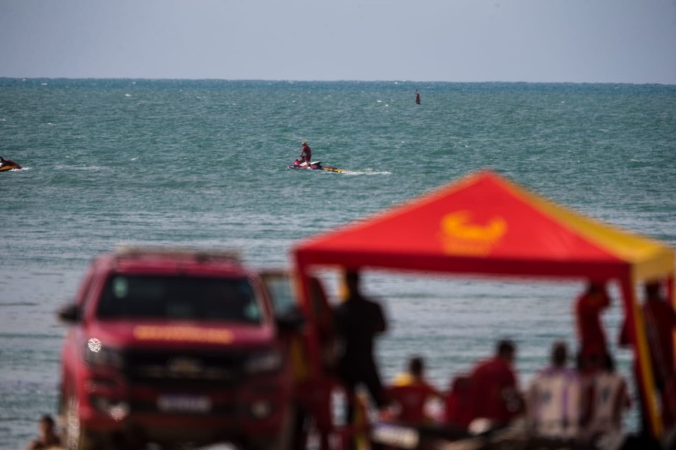 Bombeiros fazem buscas por mulher desaparecida no mar da Praia de Iracema, em Fortaleza — Foto: Thiago Gadelha/SVM