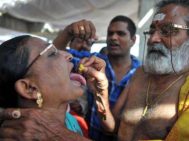 Em Hyderabad, na Índia, a ‘medicina do peixe’ é procurada por milhares de pessoas há 161 anos. O peixe é mergulhado em uma erva, cuja fórmula nunca foi revelada. (Foto: Noah Seelam / AFP Photo)