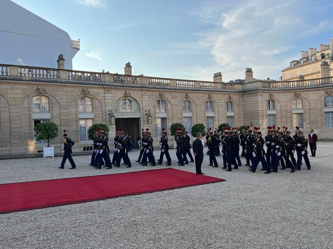 Convidados começam a chegar ao Palácio do Eliseu, onde Macron receberá Lula e outros líderes para jantar