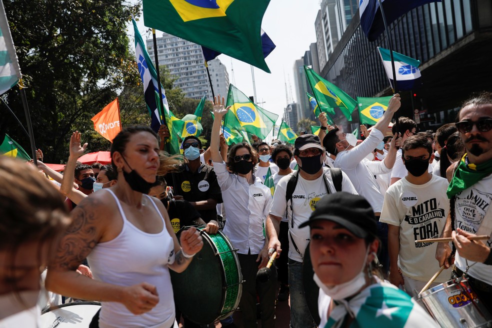 Manifestantes protestam contra Bolsonaro na Avenida Paulista — Foto: Amanda Perobelli/Reuters