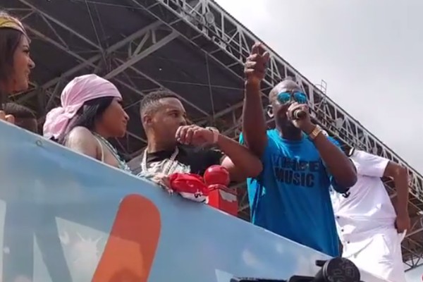 O marido da cantora Nicki Minaj empurrando um cantor no trio elétrico do carnaval de Trindade e Tobago (Foto: Instagram)