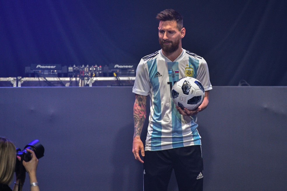Messi com a Telstar 18, bola da Copa do Mundo da Rússia (Foto: AFP)