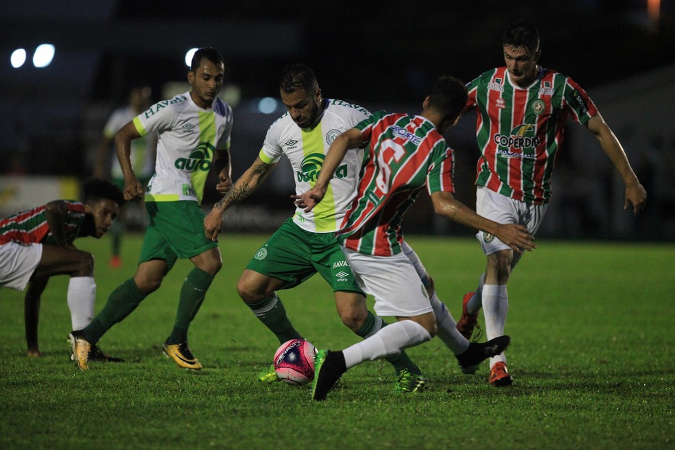 Canteros deixou o campo ainda no primeiro tempo (Foto: Sirli Freitas/Chapecoense)