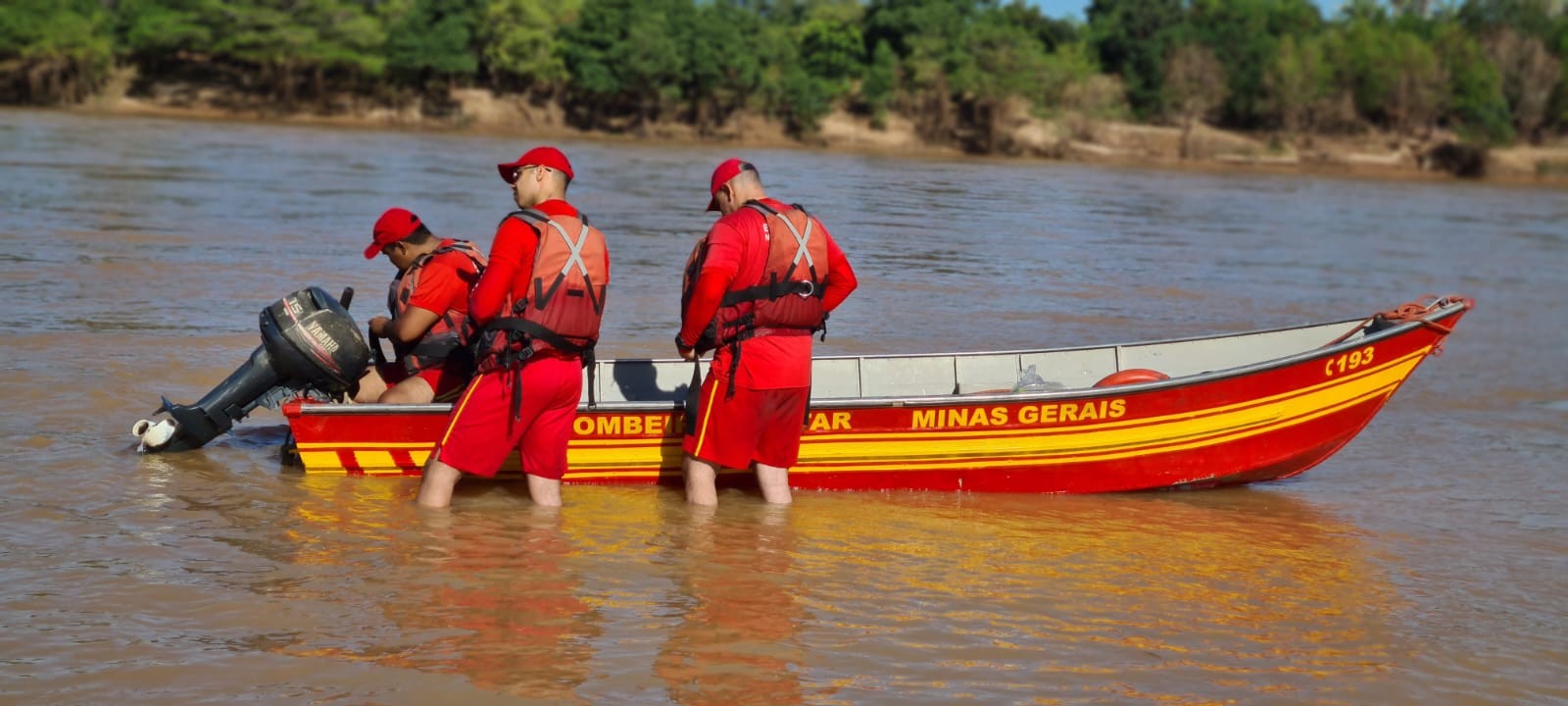 Bombeiros fazem buscas por menino, de 12 anos, que desapareceu no Rio São Francisco
