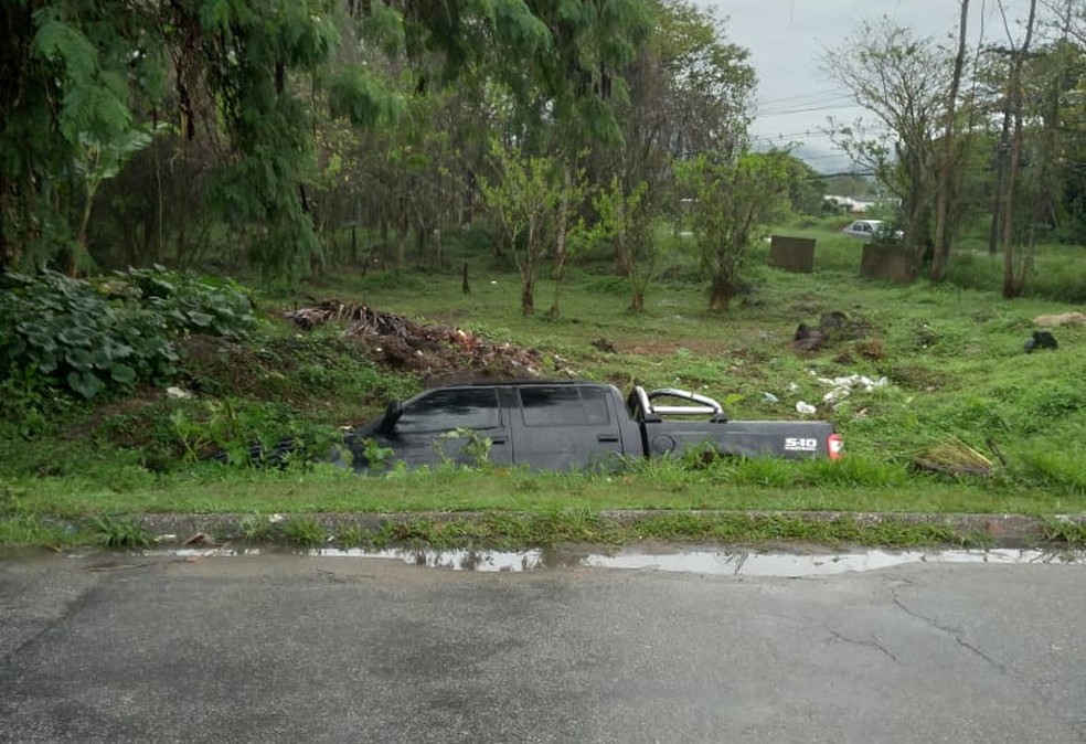 Carro caiu em vala na Rua Campinas em Peruíbe, SP — Foto: Reprodução/Caraguava Acontece