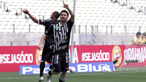 Ricardinho comemora gol do Ceara contra o Sport (Foto: Lc Moreira / Agência estado)