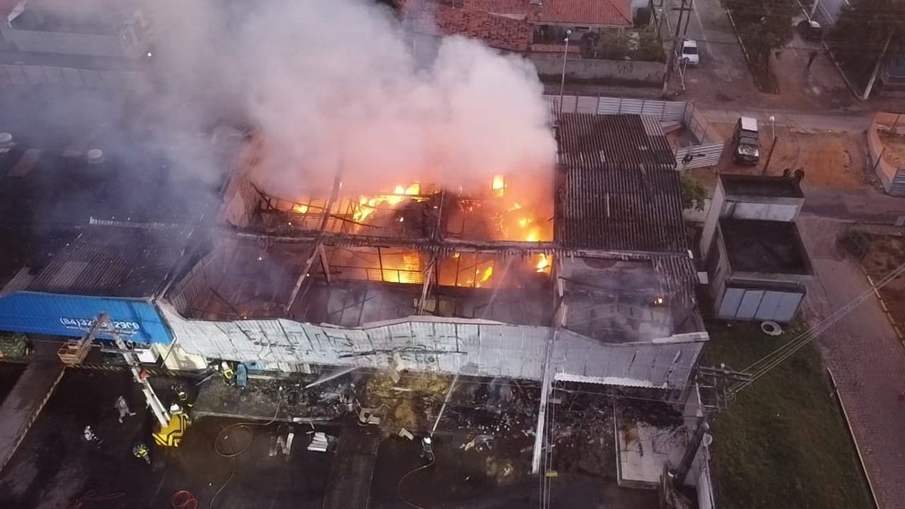 Incêndio atingiu depósito e loja de frutas na Ceasa, em Natal — Foto: Jipe Turismo