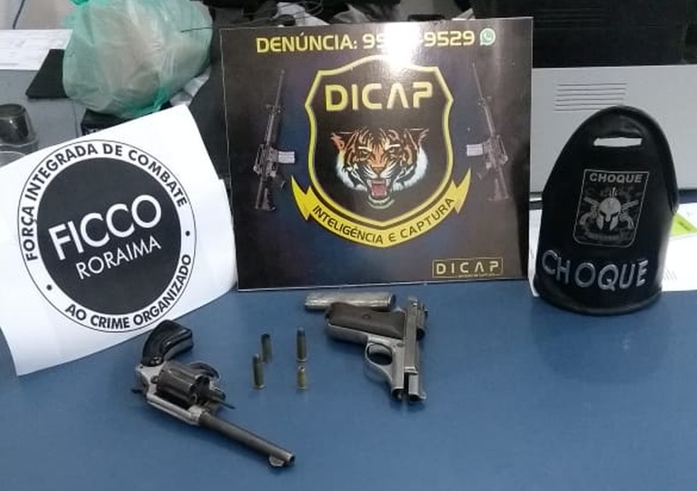 Armas apreendias com o suspeito — Foto: PM/Divulgação