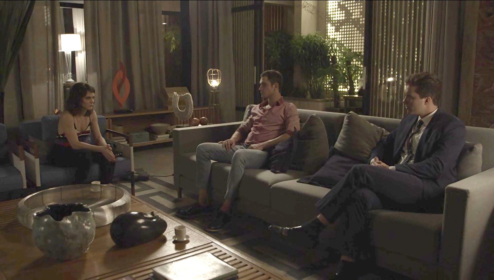 Patrick estranha que é segunda vez que Clara evita ficar sozinha com Gael (Foto: TV Globo)