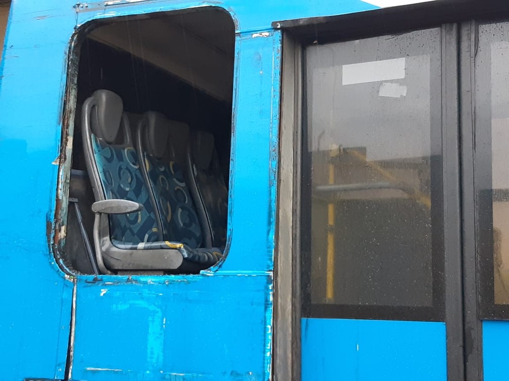 Janela traseira ficou destruída após ônibus bater em poste e passageiro morrer em Campinas — Foto: Eduardo Rodrigues/EPTV