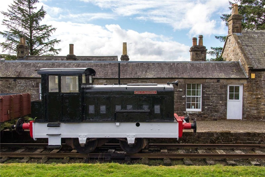 A locomotiva, apesar de móvel, faz parte do charme da fachada da casa