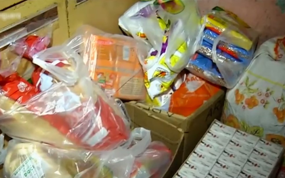 Doações entregues pra ajudar a dona de casa Rosimeire da Costa, em Goiás — Foto: Reprodução/TV Anhanguera