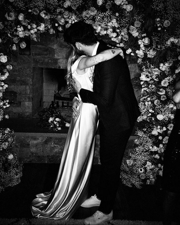 A cantora Miley Cyrus durante seu casamento com o ator Liam Hemsworth (Foto: Instagram)
