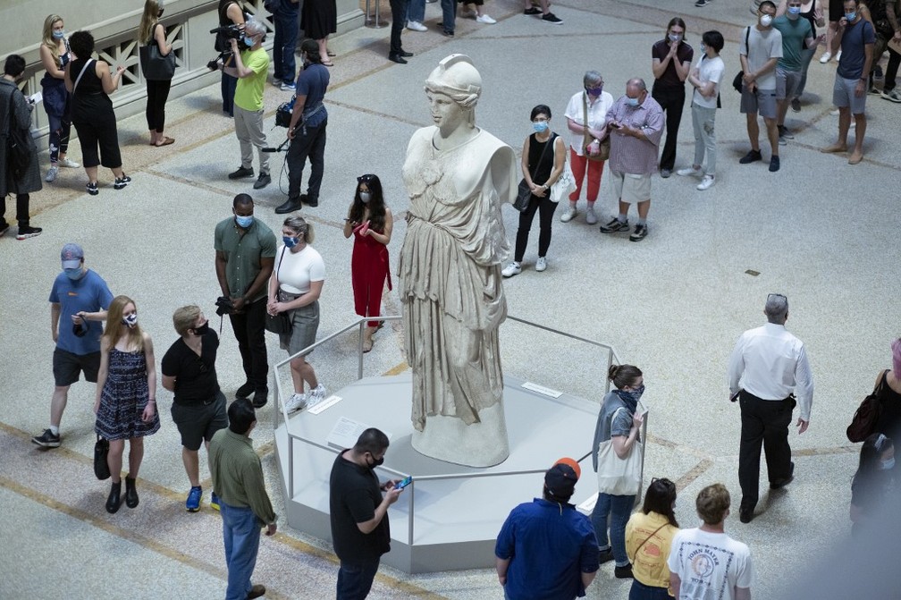 Com filas e máscaras, visitantes retornam ao Metropolitan Museum em Nova York neste sábado (29) — Foto: Kena Betancur/AFP