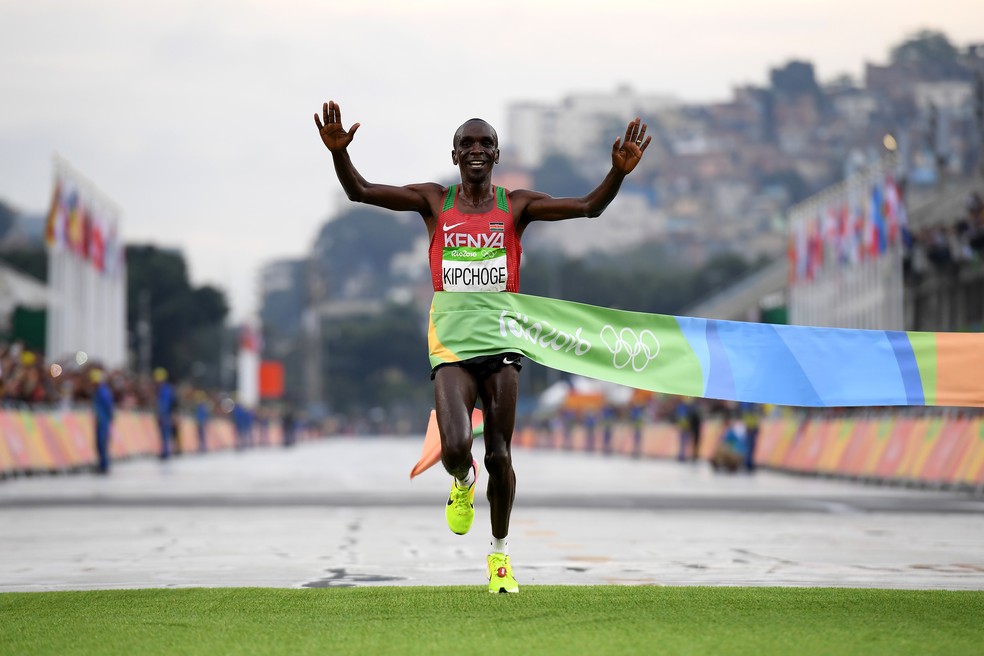 Eliud Kipchoge na chegada da maratona dos Jogos Olímpicos do Rio — Foto: Matthias Hangst/Getty Images