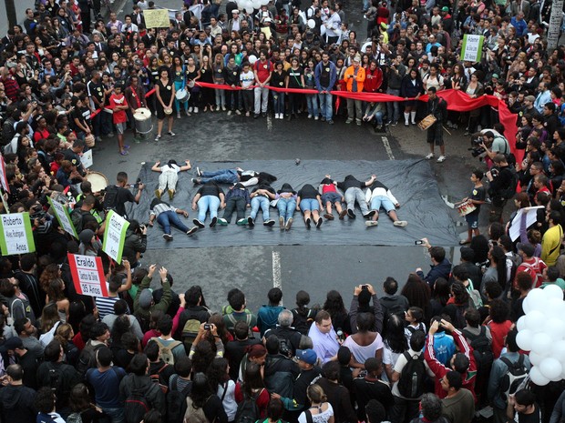 Dez manifestantes reproduzem as mortes ocorridas após a operação do Bope na Maré (Foto: Marcos de Paula/ Estadão Conteúdo)