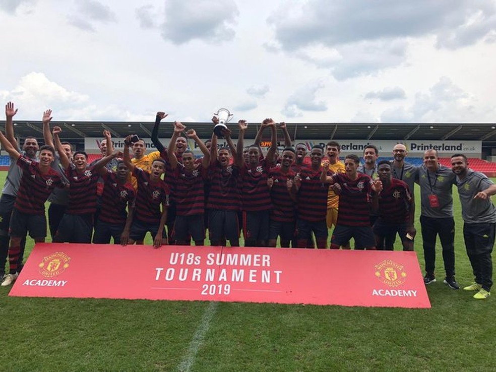 Time sub-17 do Flamengo campeão em torneio sub-18 na Inglaterra — Foto: Divulgação / Flamengo
