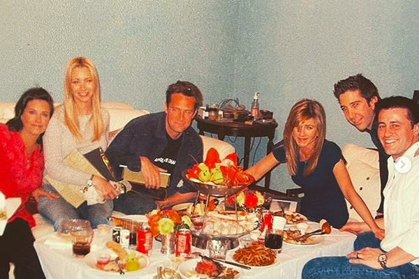 Courteney Cox com Lisa Kudrow, Jennifer Aniston, Matt LeBlanc, Matthew Perry e David Schwimmer no jantar antes das filmagens do último episódio de Friends (Foto: Instagram)