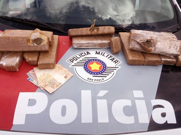 Mulher disse que levaria os tabletes de maconha para Bauru (SP) (Foto: Polícia Militar/Cedida)