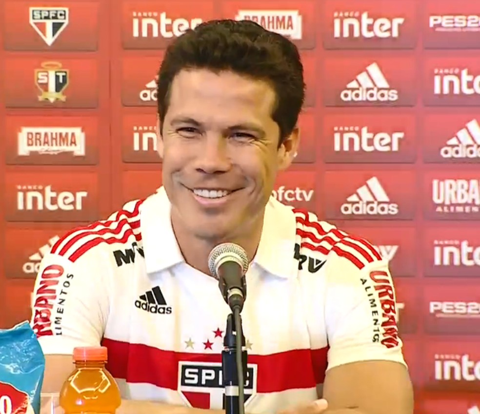 Hernanes é apresentado pelo São Paulo — Foto: reprodução