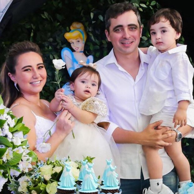Karina Sato abre álbum de fotos em família para celebrar 8 anos de casamento com Felipe Abreu (Foto: Reprodução/Instagram)