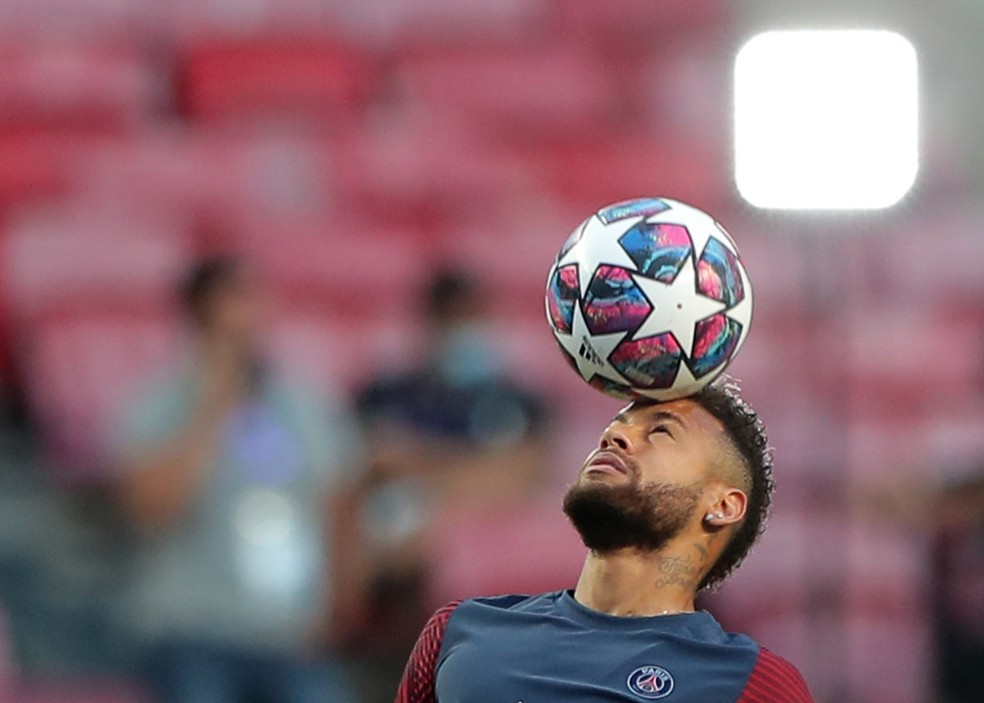 Neymar brinca com a bola da Liga dos Campeões na cabeça no treino do PSG  — Foto:  REUTERS/Miguel A. Lopes