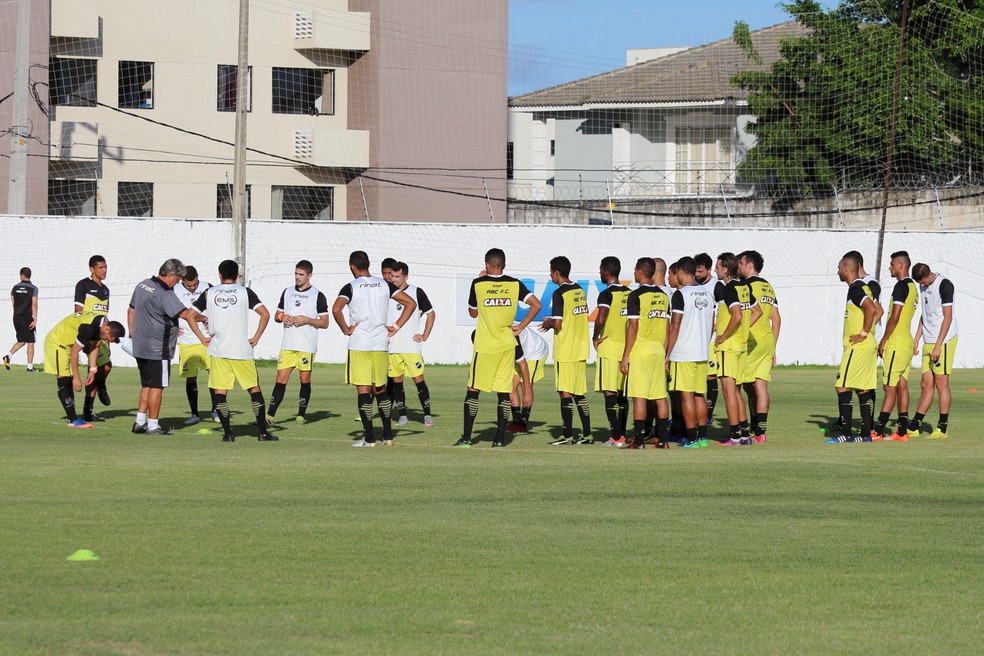 Geninho relacionou 19 jogadores do ABC para o jogo contra o Internacional, no Beira-Rio (Foto: Andrei Torres/ABC)