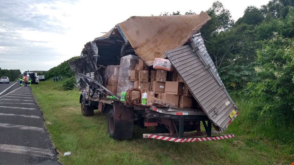 Caminhão se envolveu em acidente na SP-294 (Foto: César Evaristo/Arquivo pessoal)